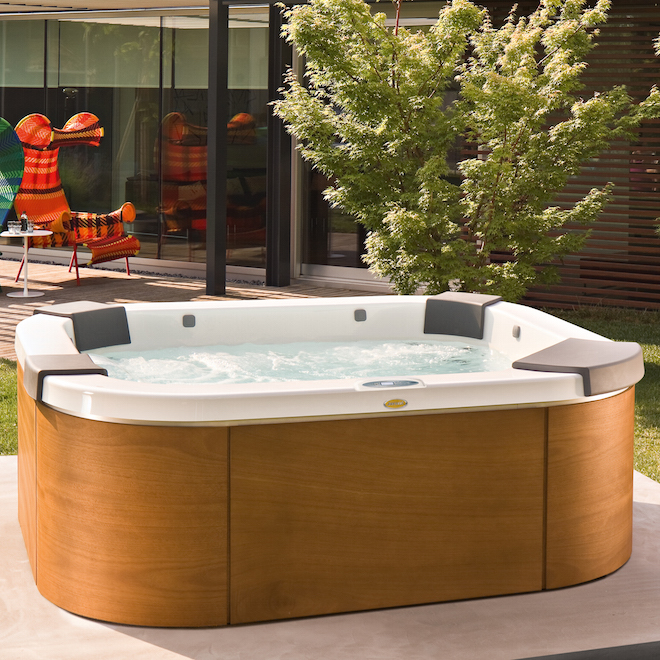 een-jacuzzi-in-de-tuin santoriniprofront